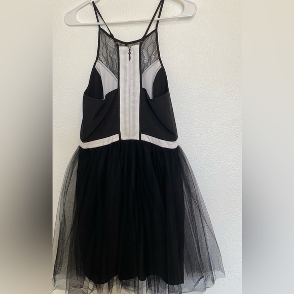 ✨ Luxe BCBG Lace & Tulle Dress  Size 6 - Perfect for Special Occasions! ✨ - Picture 6 of 7